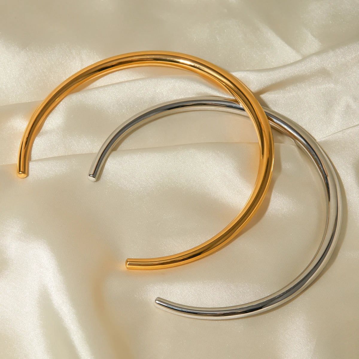 Smooth Collar Necklace – 18K Gold Plated Stainless Steel